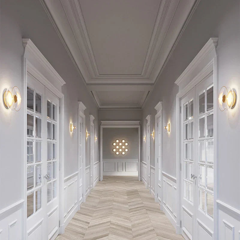 Moderne Wandleuchte mit rundem Glasschirm