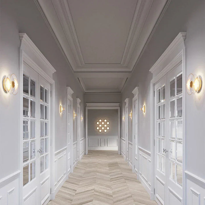 Moderne Wandleuchte mit rundem Glasschirm
