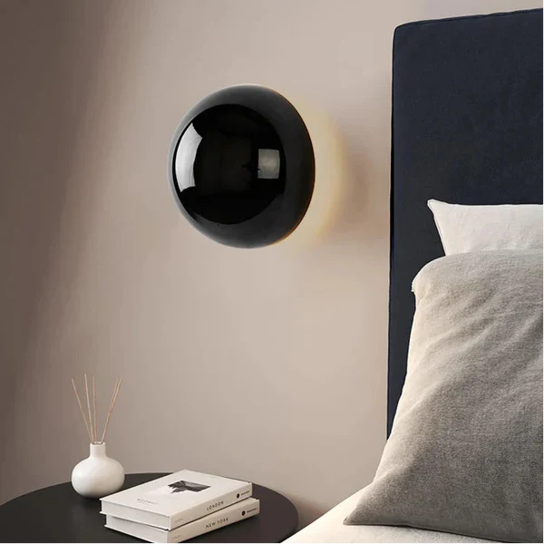 Moderne LED-Wandleuchte mit Kugelform und Halo-Effekt