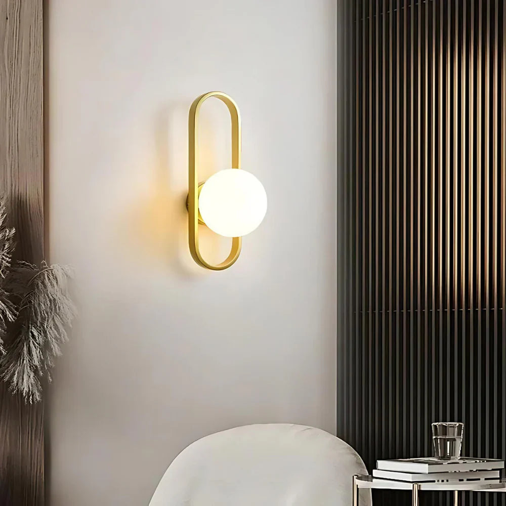 Moderne Wandleuchte mit Milchglaskugel