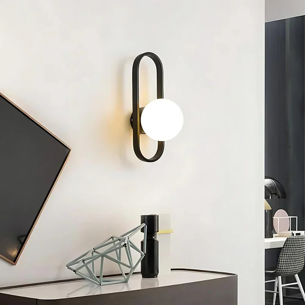 Moderne Wandleuchte mit Milchglaskugel
