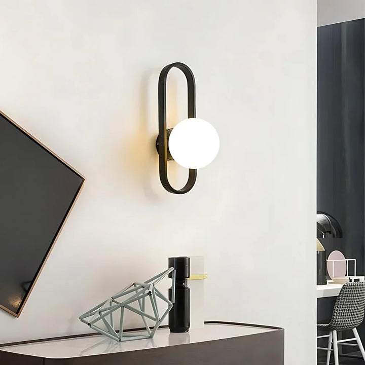 Moderne Wandleuchte mit Milchglaskugel