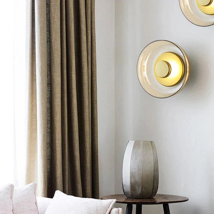 Moderne Wandleuchte mit rundem Glasschirm