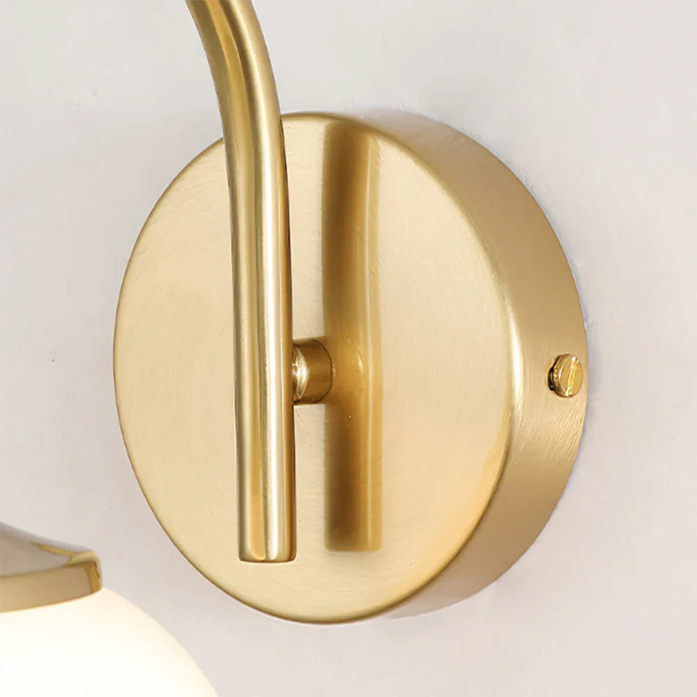 Wandleuchte mit Glasschirm und goldenem Finish