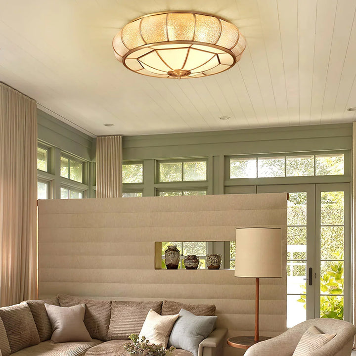 Klassische Deckenleuchte im Retro-Stil mit Glas und Messing