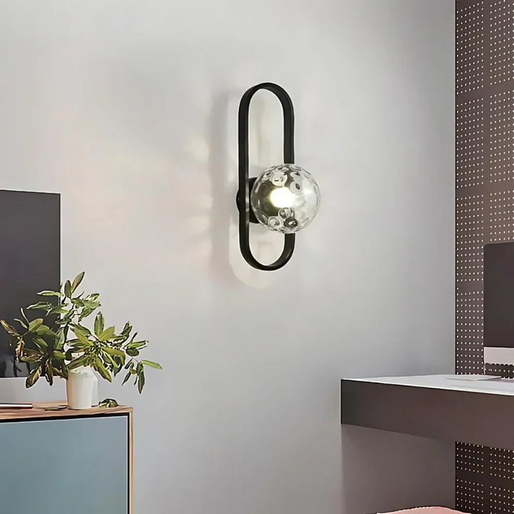 Moderne Wandleuchte mit Milchglaskugel