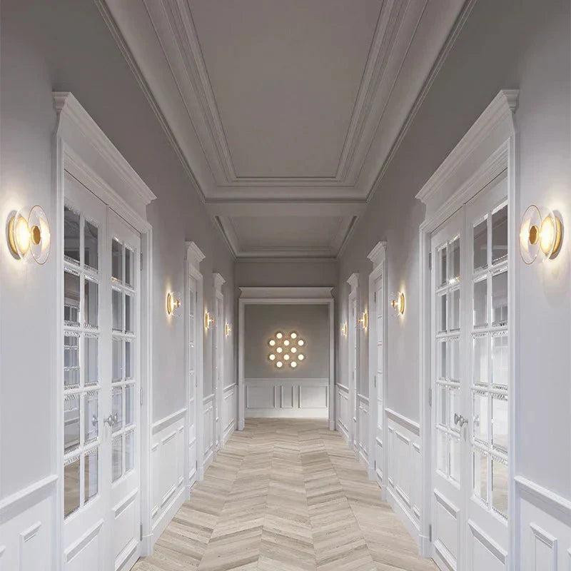 Moderne Wandleuchte mit rundem Glasschirm