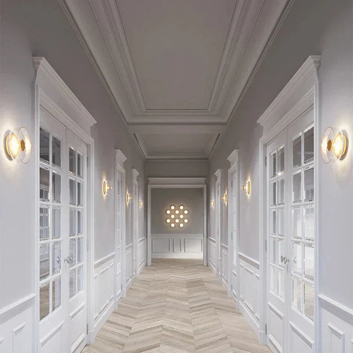 Moderne Wandleuchte mit rundem Glasschirm