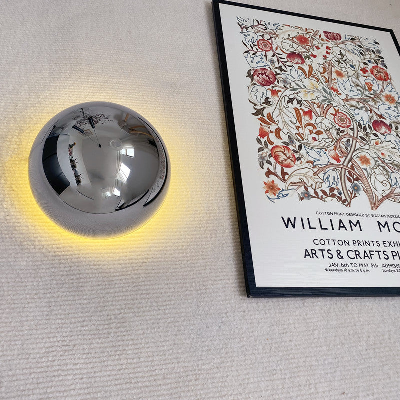 Moderne LED-Wandleuchte mit Kugelform und Halo-Effekt