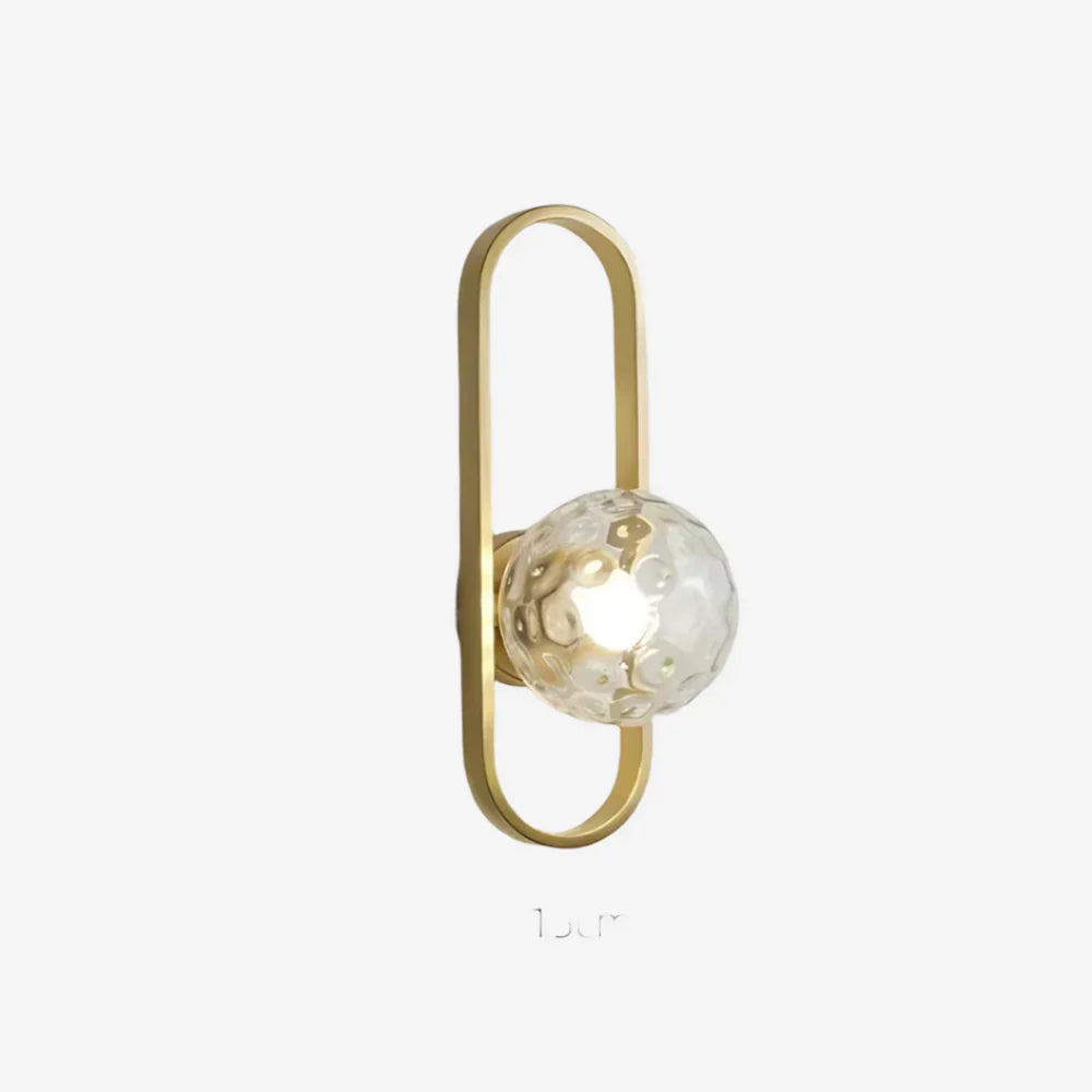 Moderne Wandleuchte mit Milchglaskugel
