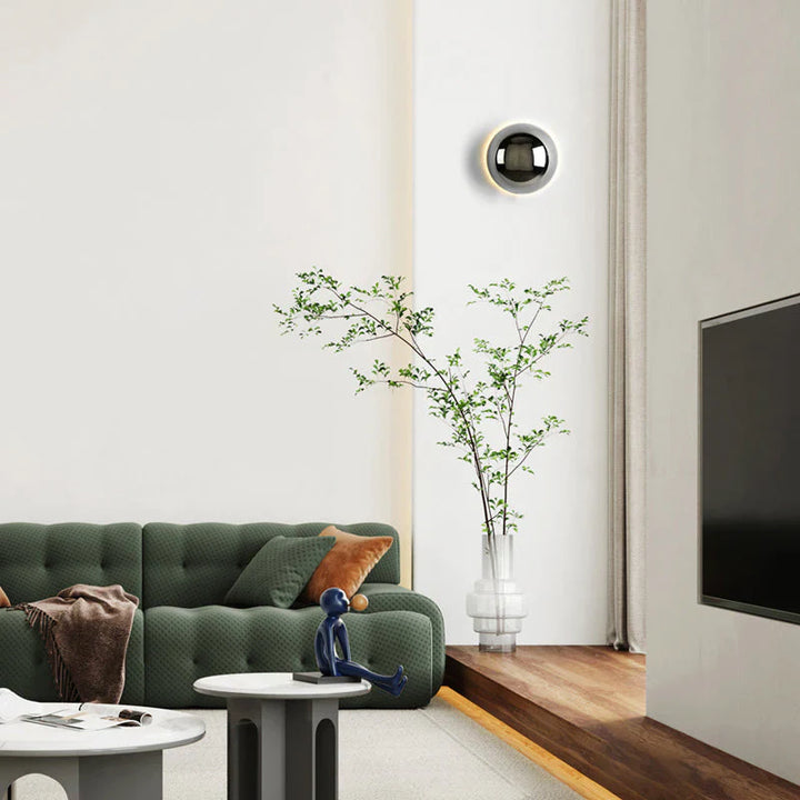 Moderne LED-Wandleuchte mit Kugelform und Halo-Effekt