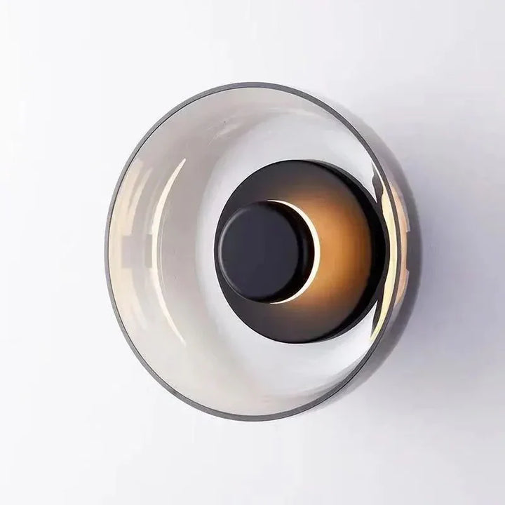Moderne Wandleuchte mit rundem Glasschirm