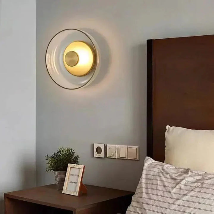 Moderne Wandleuchte mit rundem Glasschirm