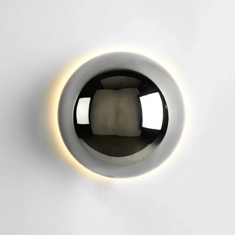 Moderne LED-Wandleuchte mit Kugelform und Halo-Effekt