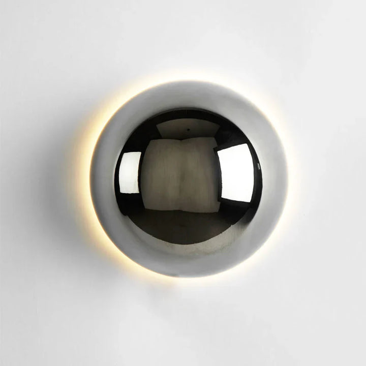 Moderne LED-Wandleuchte mit Kugelform und Halo-Effekt
