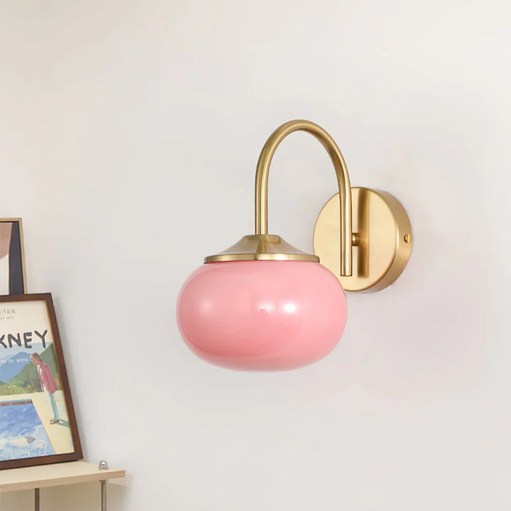 Wandleuchte mit Glasschirm und goldenem Finish