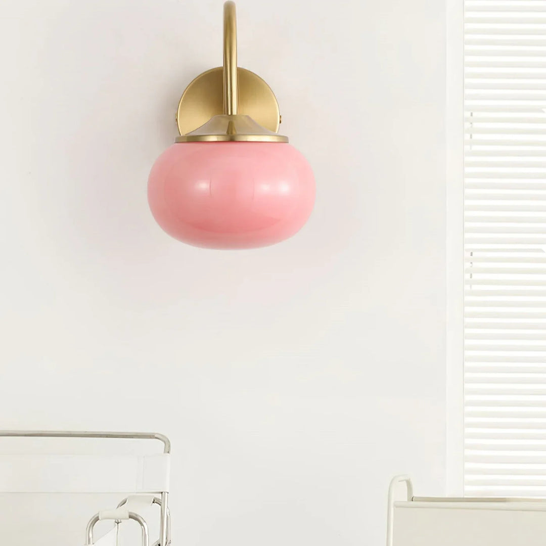 Wandleuchte mit Glasschirm und goldenem Finish