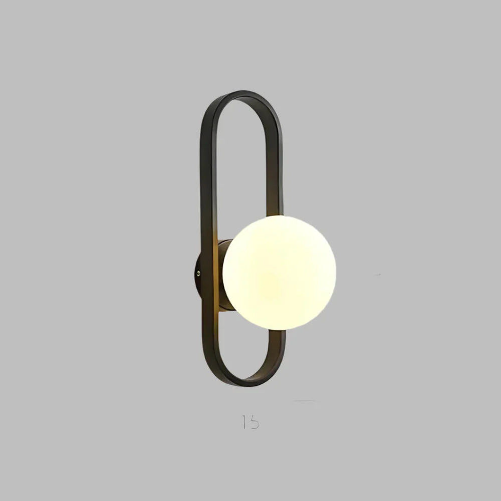 Moderne Wandleuchte mit Milchglaskugel