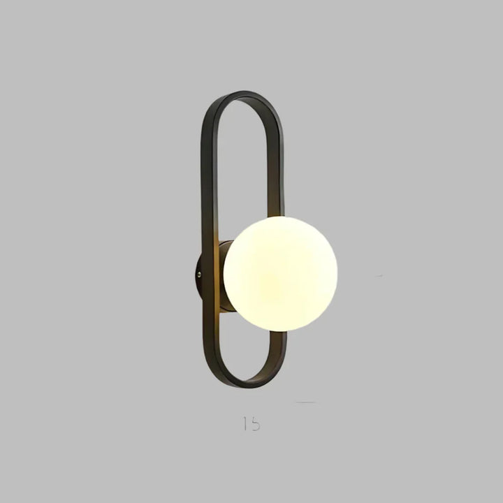 Moderne Wandleuchte mit Milchglaskugel