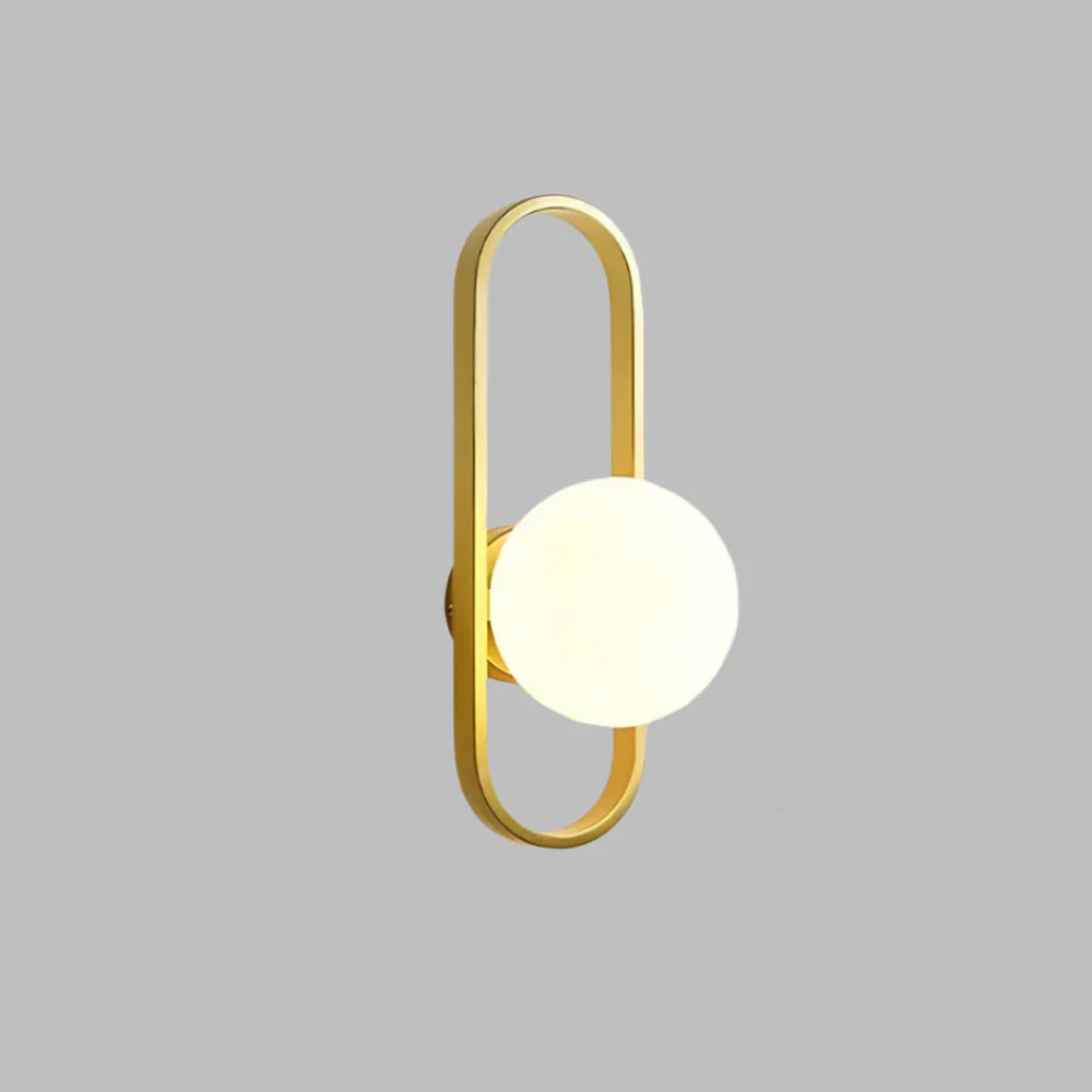 Moderne Wandleuchte mit Milchglaskugel