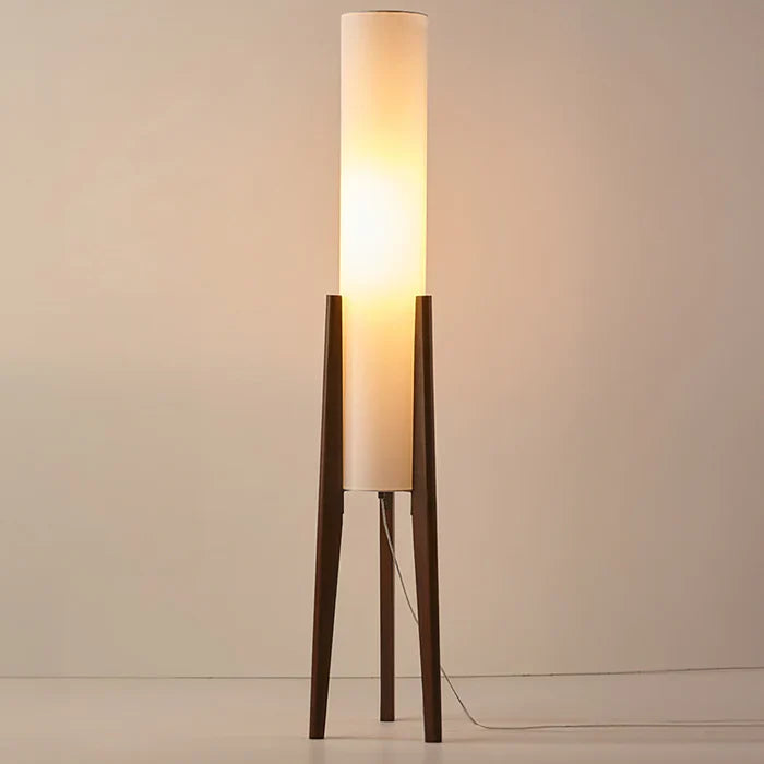 Moderne Stehlampe mit Holzbeinen und Zylindersch irm