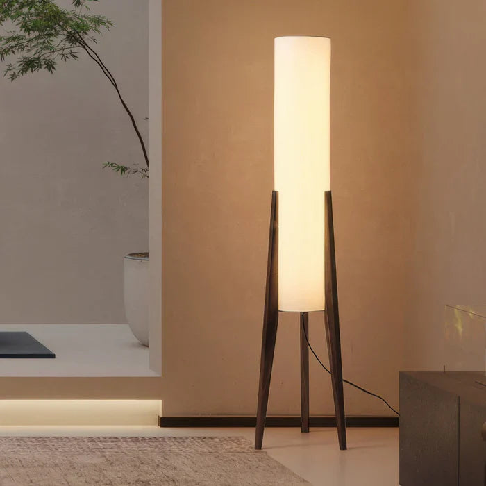 Moderne Stehlampe mit Holzbeinen und Zylindersch irm