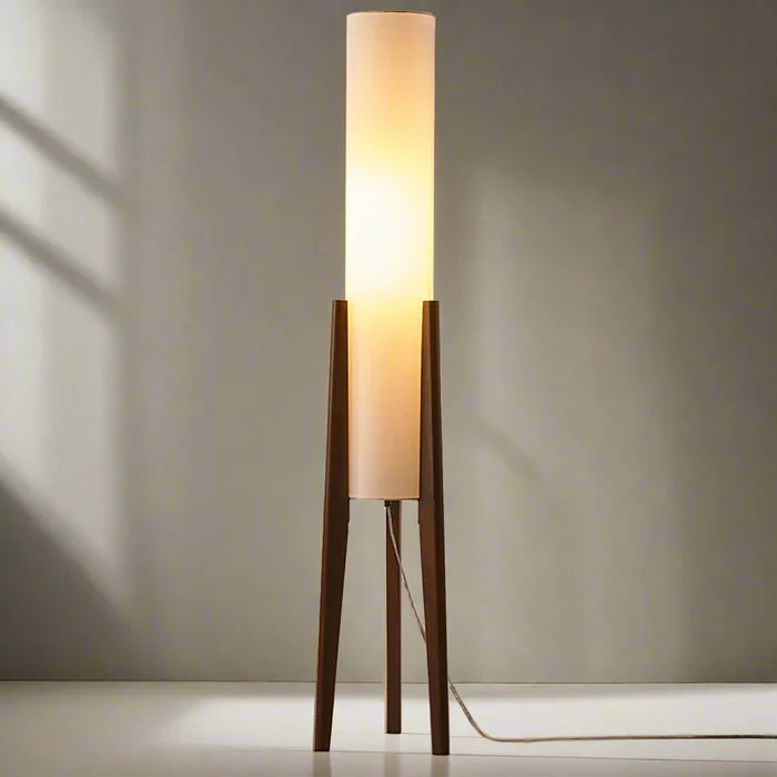 Moderne Stehlampe mit Holzbeinen und Zylindersch irm