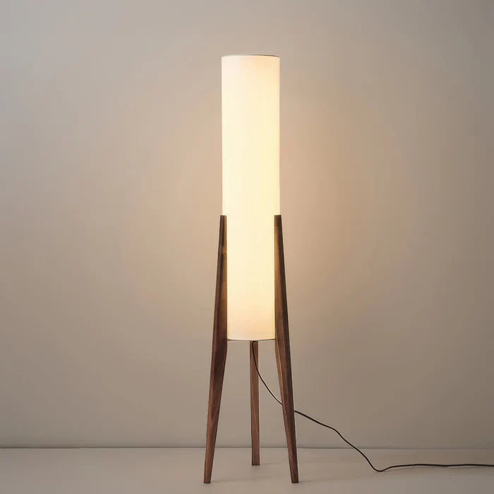 Moderne Stehlampe mit Holzbeinen und Zylindersch irm