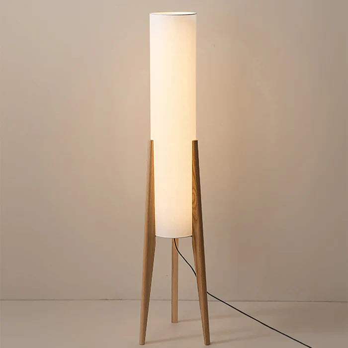 Moderne Stehlampe mit Holzbeinen und Zylindersch irm