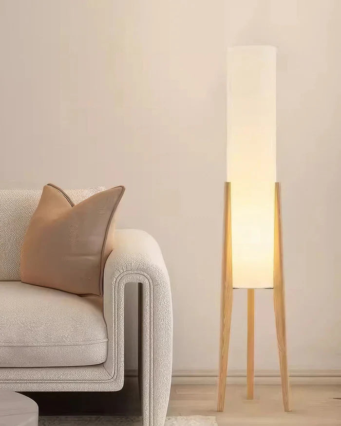Moderne Stehlampe mit Holzbeinen und Zylindersch irm