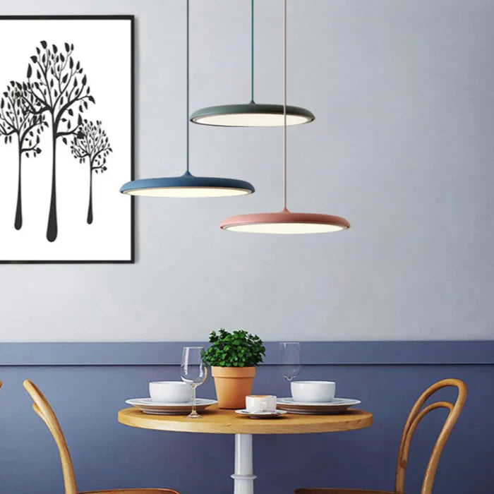 Moderne LED-Pendelleuchte mit ultraflachem Schirm – Designerleuchte für Wohn- oder Esszimmer