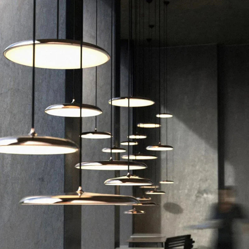 Moderne LED-Pendelleuchte mit ultraflachem Schirm – Designerleuchte für Wohn- oder Esszimmer