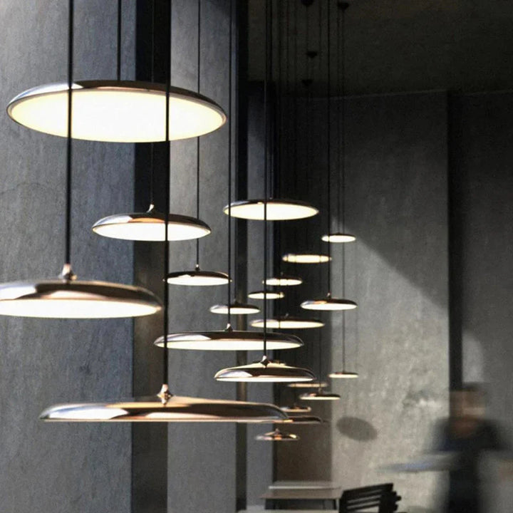 Moderne LED-Pendelleuchte mit ultraflachem Schirm – Designerleuchte für Wohn- oder Esszimmer