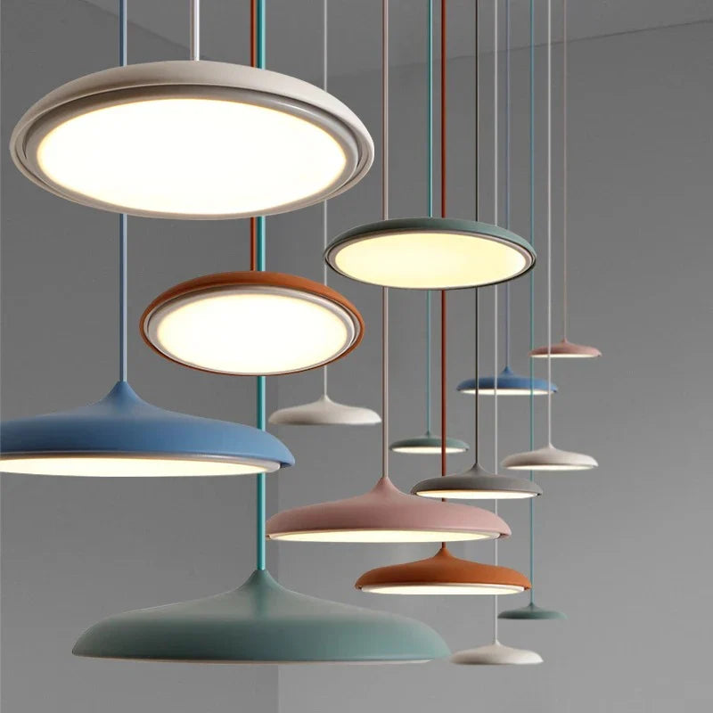Moderne LED-Pendelleuchte mit ultraflachem Schirm – Designerleuchte für Wohn- oder Esszimmer