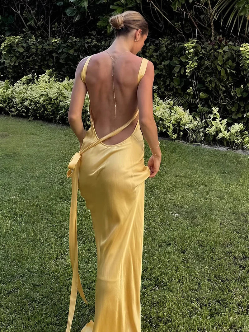 Satiniertes One-Shoulder-Maxikleid mit offenem Rücken