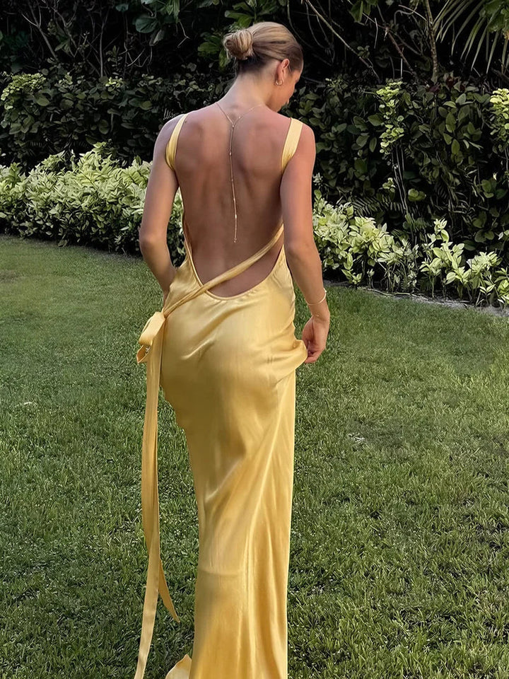 Satiniertes One-Shoulder-Maxikleid mit offenem Rücken