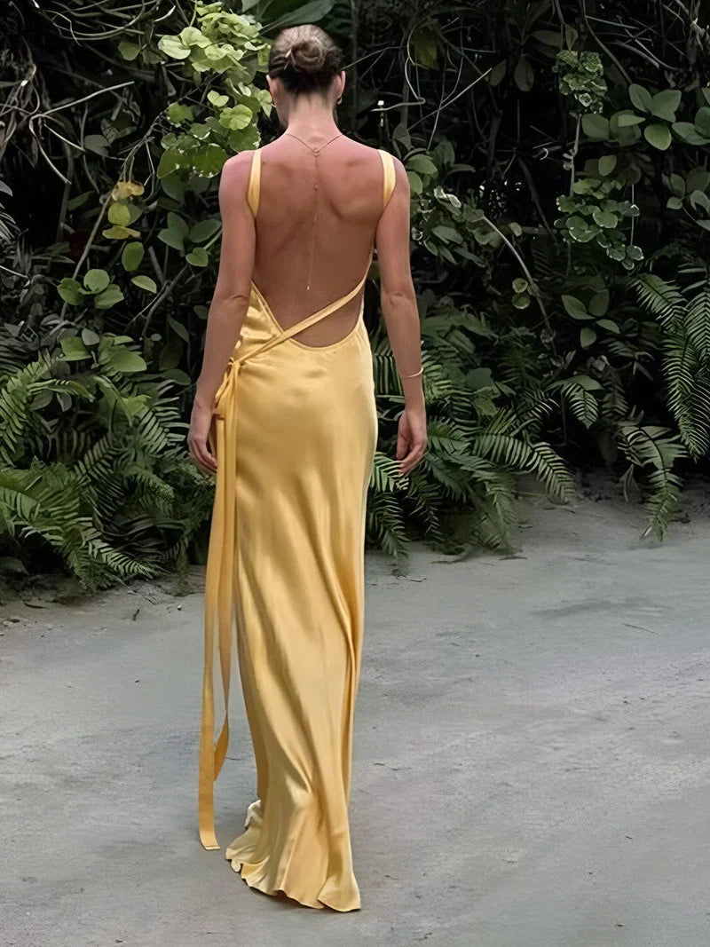Satiniertes One-Shoulder-Maxikleid mit offenem Rücken