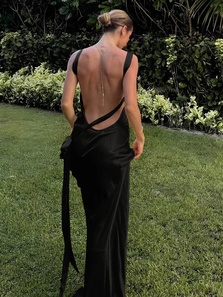 Satiniertes One-Shoulder-Maxikleid mit offenem Rücken