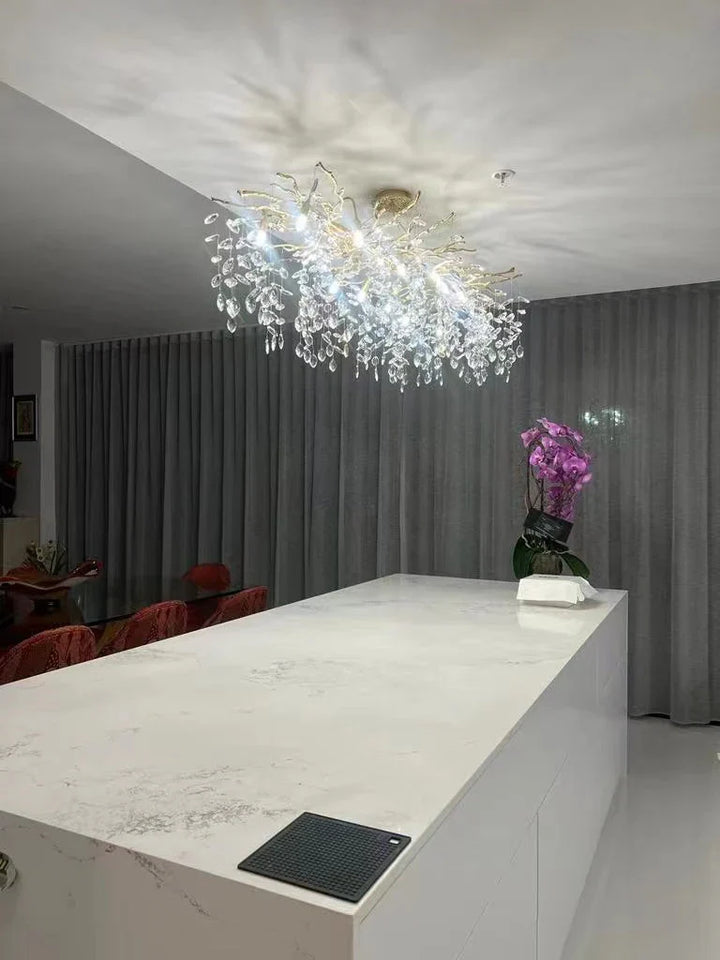 Kronleuchter mit Kristallblättern – elegantes Astdesign