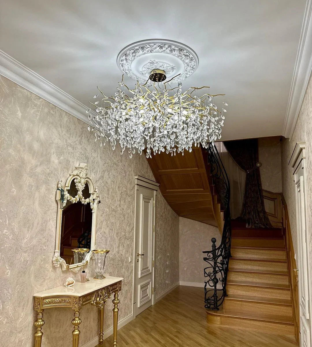 Kronleuchter mit Kristallblättern – elegantes Astdesign
