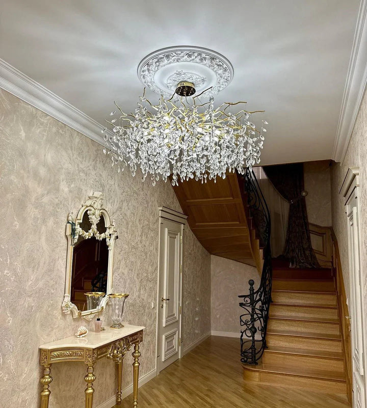 Kronleuchter mit Kristallblättern – elegantes Astdesign
