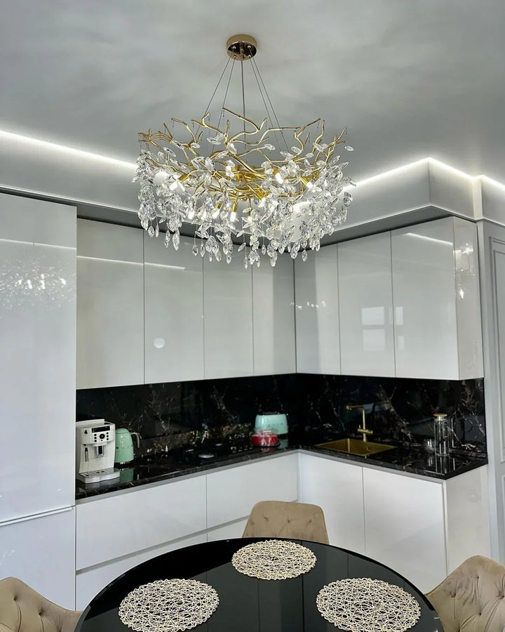 Kronleuchter mit Kristallblättern – elegantes Astdesign