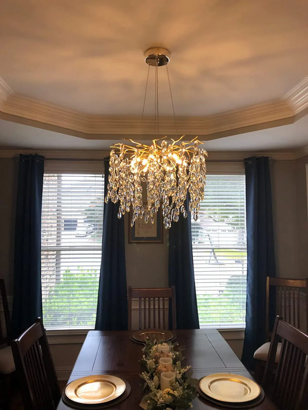 Kronleuchter mit Kristallblättern – elegantes Astdesign
