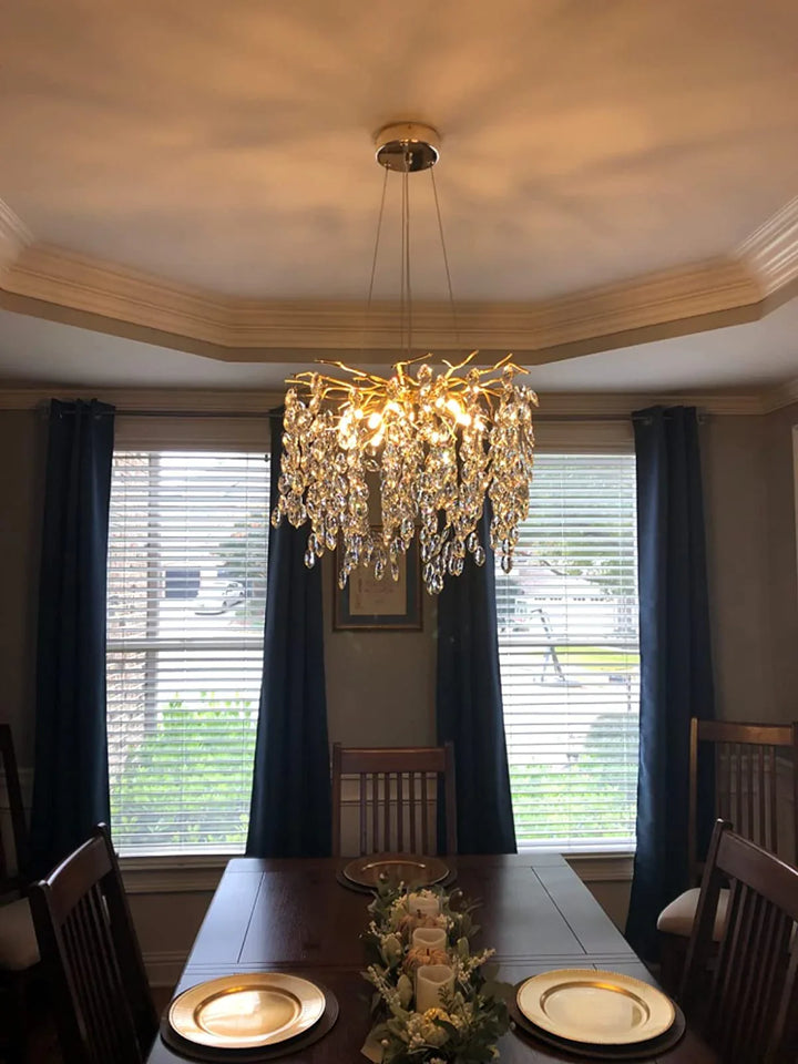 Kronleuchter mit Kristallblättern – elegantes Astdesign