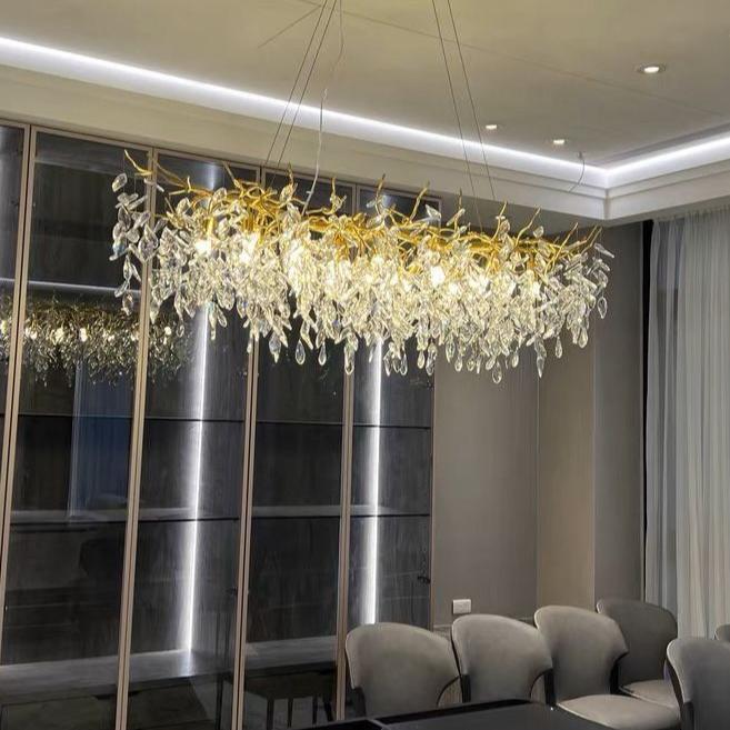 Kronleuchter mit Kristallblättern – elegantes Astdesign
