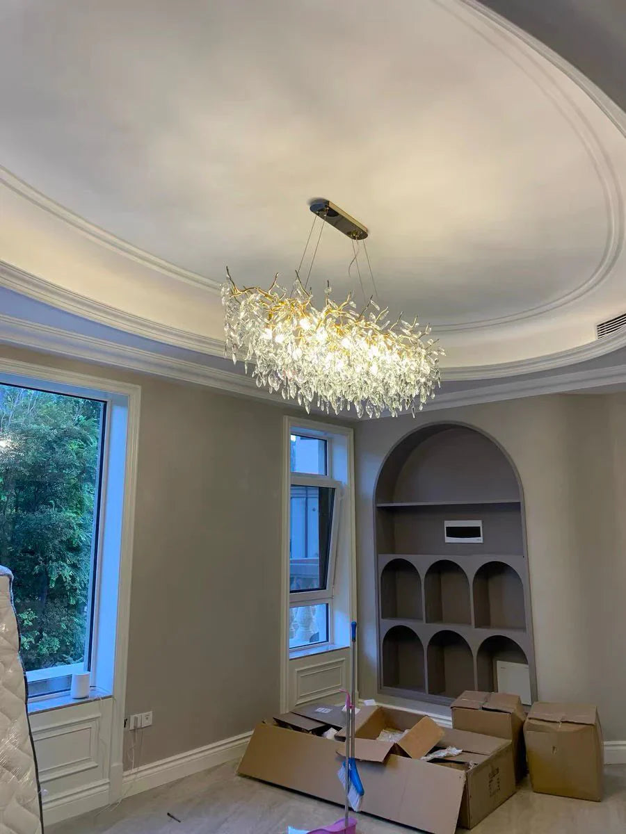 Kronleuchter mit Kristallblättern – elegantes Astdesign