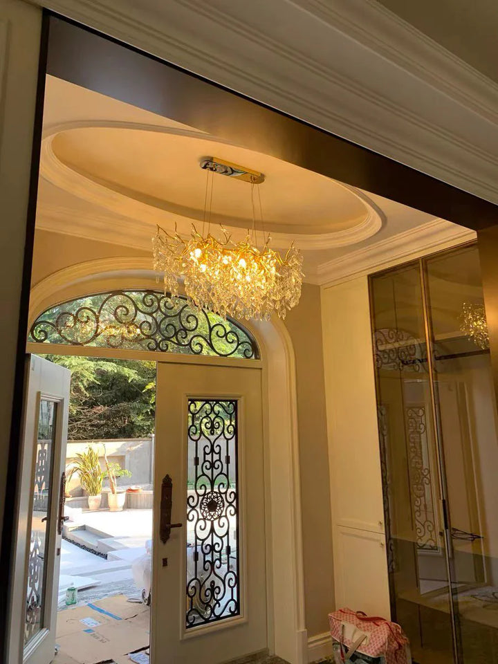Kronleuchter mit Kristallblättern – elegantes Astdesign