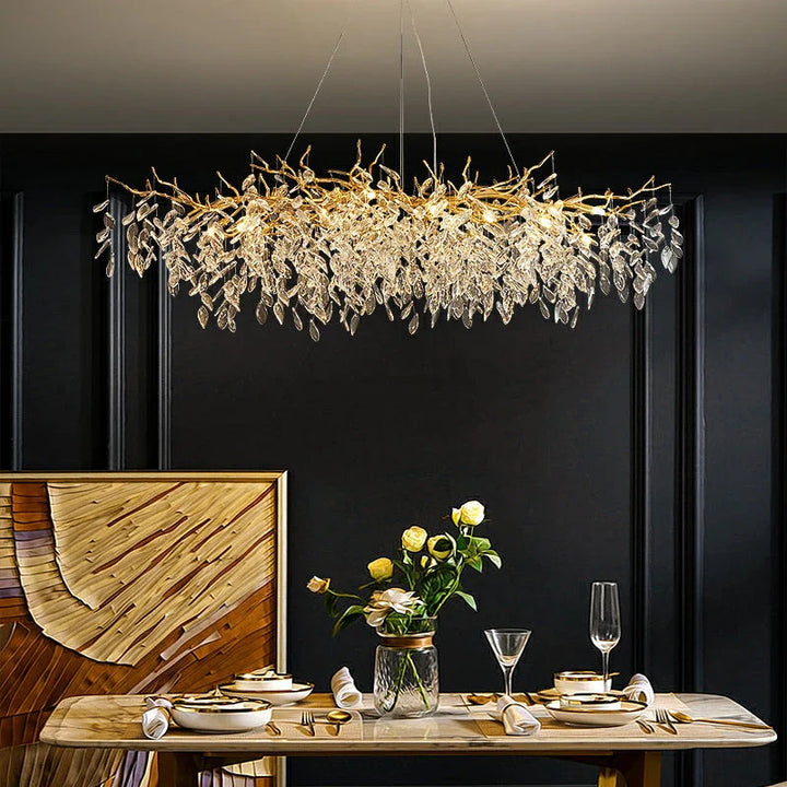 Kronleuchter mit Kristallblättern – elegantes Astdesign