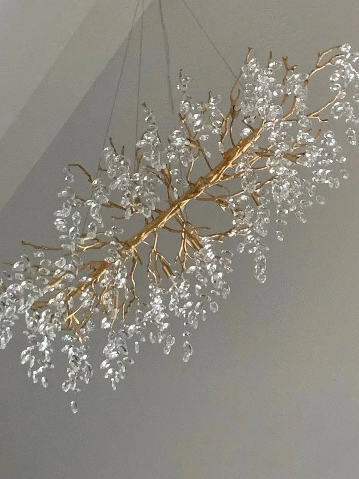Kronleuchter mit Kristallblättern – elegantes Astdesign