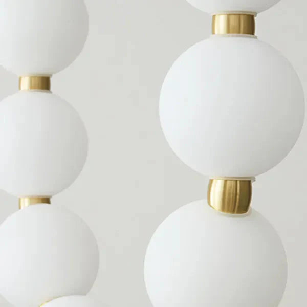 Moderne LED-Pendelleuchte – ausdrucksstarke Kugelkette aus Lichtbällen